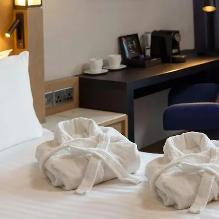 Courtyard By Marriott Exeter Sandy Park-3